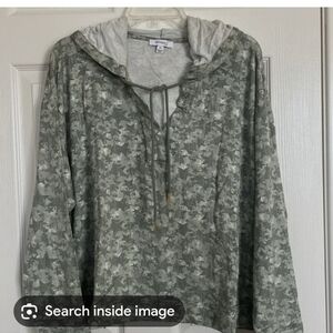 Skinnygirl White and Gray Star  Camo Top